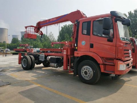 點擊查看詳細信息<br>標(biāo)題：6.3噸大運隨車吊 閱讀次數(shù)：1852